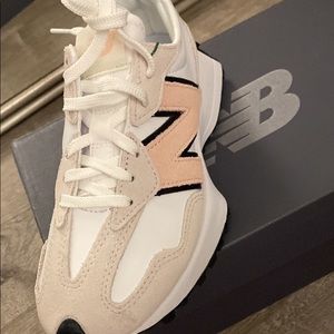 New balance 327, condition is new, not used at all. Size W 5,5 US